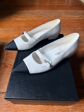 CHANEL White Leather Mary Jane Flats with Black Cap Toe